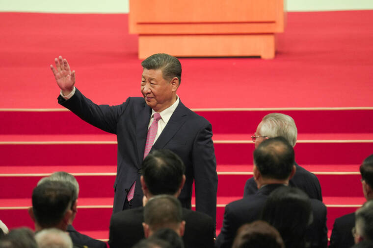 JUSTIN CHAN/POOL VIA REUTERS / DEC. 20
Chinas President Xi Jinping waves following the inauguration of new Macau leader Sam Hou-fai (not pictured), marking the 25th anniversary of Macaus handover from Portugal to China, in Macau.