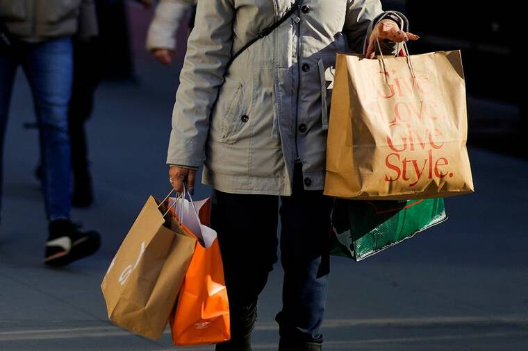 REUTERS/EDUARDO MUNOZ/FILE PHOTO
A woman carries shopping bags during the holiday season in New York City, in December 2022.