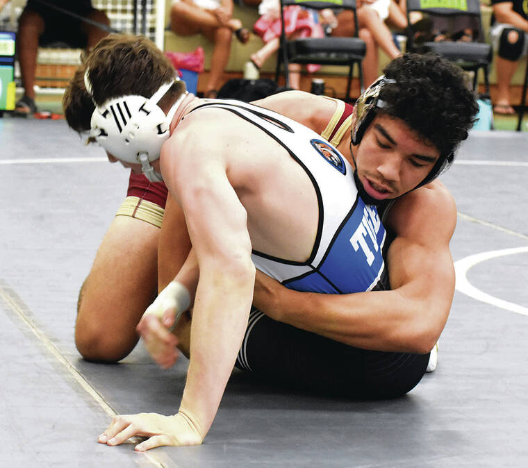 JERRY CAMPANY/ JCAMPANY@STARADVERTISER.COM
                                Keegan Goeas, Castle’s reigning state champion, was a crowd favorite as he took on Tommy Belding of La Grande in Oregon.